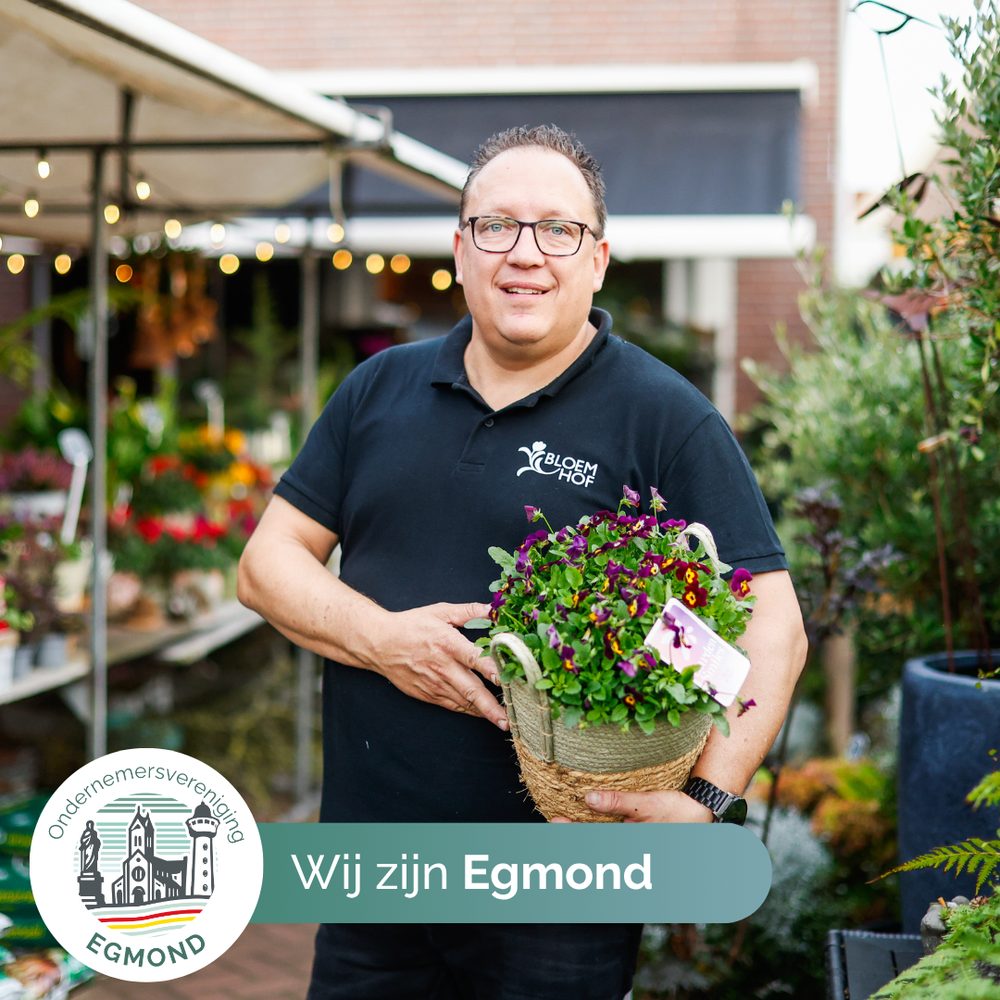Omslag van het fotoverhaal: de eigenaar van Bloemhof met een mand viooltjes, met het OV-logo en Wij zijn Egmond