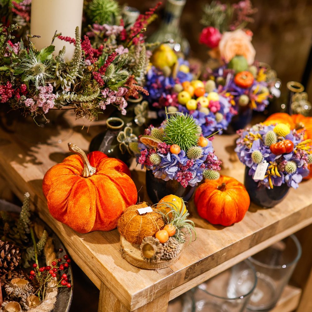 Herfsttafel met pompoenen, hortensia en kaarsen